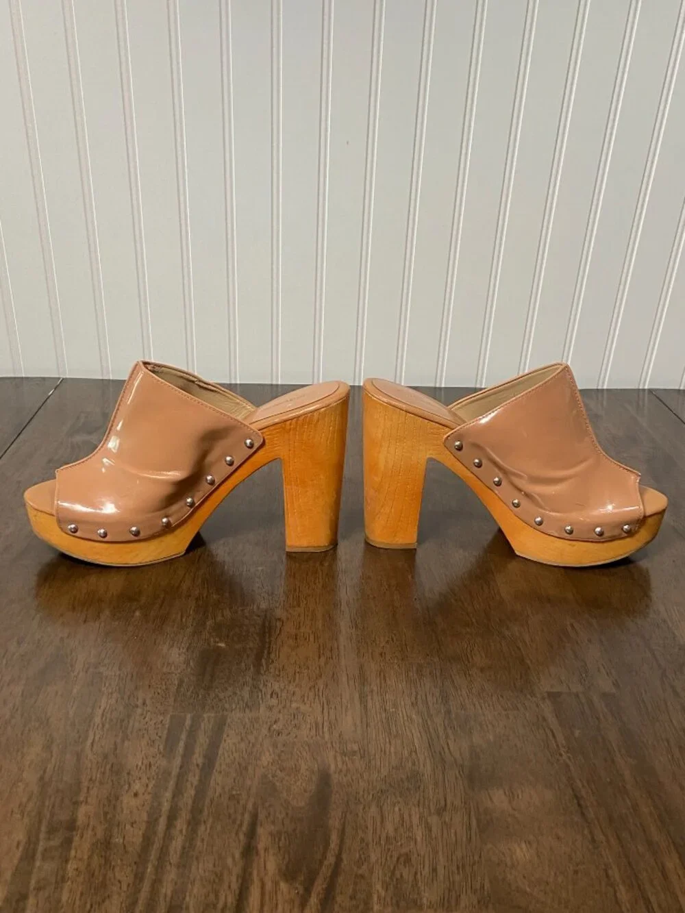 BCBG Karena Platform Clog Mules Tan Patent Studded Wooden Heel Y2K Size 10